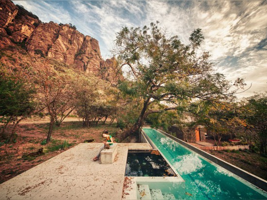 LA CASA MEZTITLA POR EDAA ESTÁ EN ARMONÍA CON LA NATURALEZA