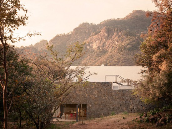 LA CASA MEZTITLA POR EDAA ESTÁ EN ARMONÍA CON LA NATURALEZA