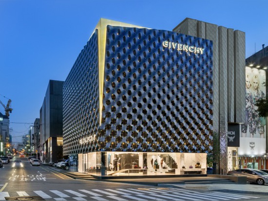 Una piel realzada de las placas de acero rodea este nuevo almacén de Givenchy