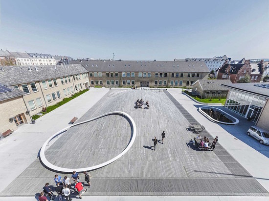 GRANDE AGREGA LOS DEPORTES PASILLO SUNKEN Y LOS ARTES DE GREEN-ROOFED QUE CONSTRUYEN A LA HIGH SCHOOL SECUNDARIA DE GAMMEL HELLERUP