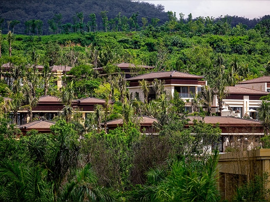 los tejados puntean la ladera enorme