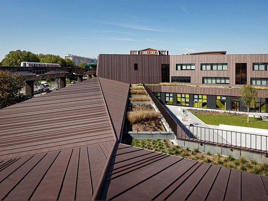 architectes más chartier del dalix construyen la escuela y el dormitorio verde-cubiertos del rosalind