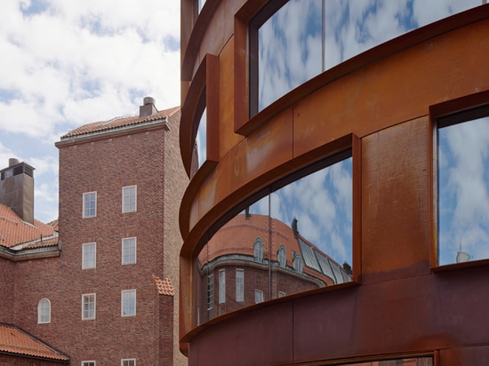 ¿Tham y Videga? la escuela de la arquitectura de Estocolmo del rd ofrece una piel que curva del acero pre-aherrumbrado