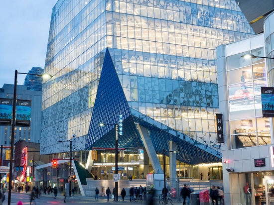 El vidrio sinterizado crea la fachada modelada para el centro del estudiante universitario de Ryerson de Snøhetta