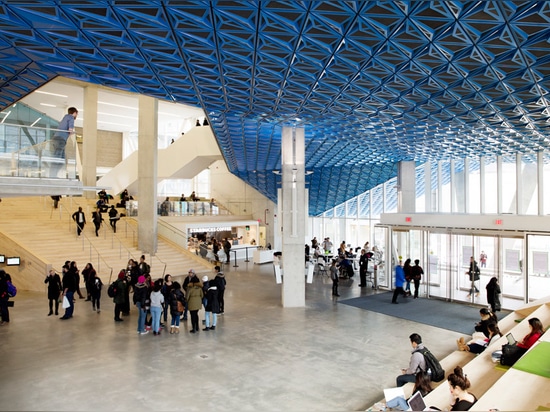 El vidrio sinterizado crea la fachada modelada para el centro del estudiante universitario de Ryerson de Snøhetta