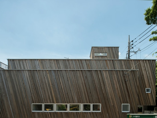 La casa de Kyodo ofrece una fachada de madera escultural y un oscilación de interior