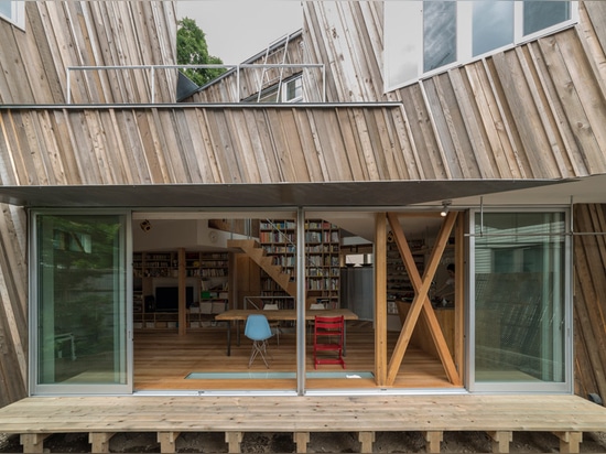 La casa de Kyodo ofrece una fachada de madera escultural y un oscilación de interior