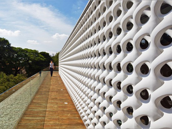 Esta casa tiene una pared de Luz-Difusión escultural de la pantalla