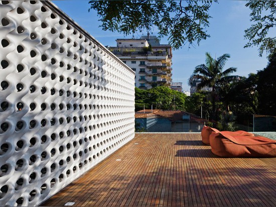 Esta casa tiene una pared de Luz-Difusión escultural de la pantalla