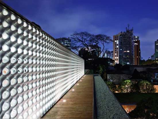 Esta casa tiene una pared de Luz-Difusión escultural de la pantalla