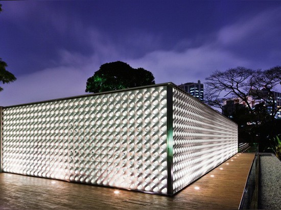 Esta casa tiene una pared de Luz-Difusión escultural de la pantalla