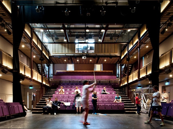 Iglesia inglesa vieja transformada en un teatro por los arquitectos adoptivos de Wilson