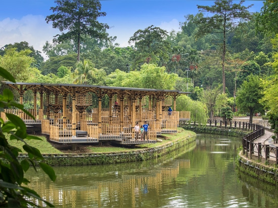 Teatro de bambú de Eleena Jamil empleado una isla del lago en los jardines botánicos de Kuala Lumpur