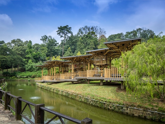 Teatro de bambú de Eleena Jamil empleado una isla del lago en los jardines botánicos de Kuala Lumpur