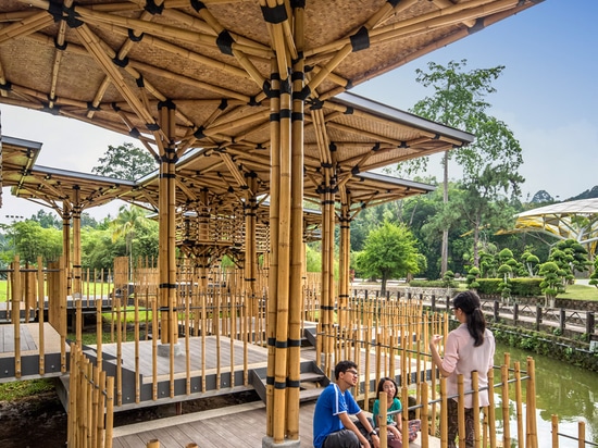 Teatro de bambú de Eleena Jamil empleado una isla del lago en los jardines botánicos de Kuala Lumpur