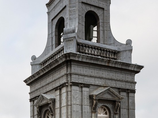 Un almacén grande crea un cuarto para vivir dentro de la torre en su azotea