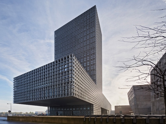 La rejilla de acero cubre el edificio cantilevered doble para la universidad de Luxemburgo