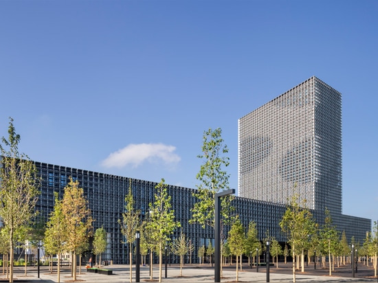 La rejilla de acero cubre el edificio cantilevered doble para la universidad de Luxemburgo