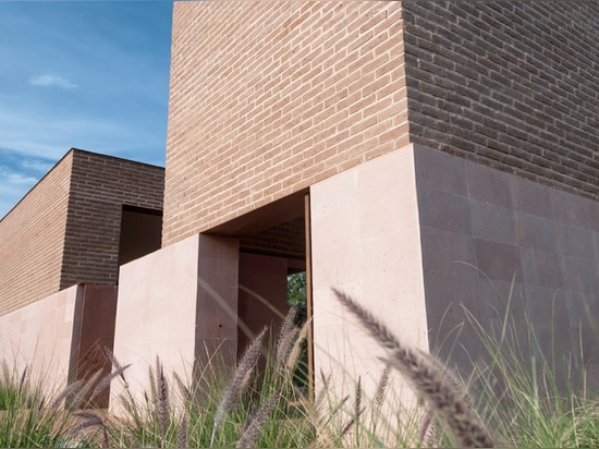 El ALA de Estudio termina la capilla de la terracota en una fábrica mexicana del tequila