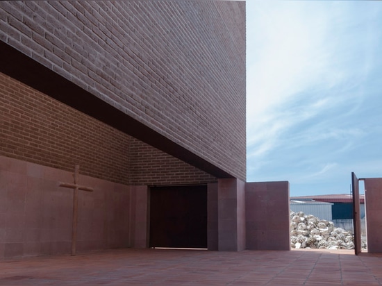 El ALA de Estudio termina la capilla de la terracota en una fábrica mexicana del tequila