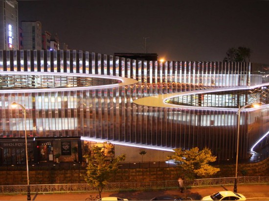 Edificio del estacionamiento del Herma por arquitectura de JOHO