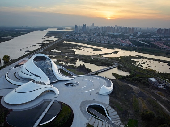 el teatro de la ópera está situado entre el paisaje del humedal de Harbin, China