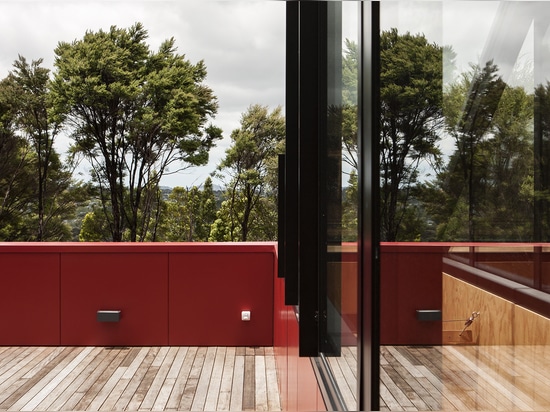 … mientras que una terraza cubierta en la tapa permite las vistas del verdor