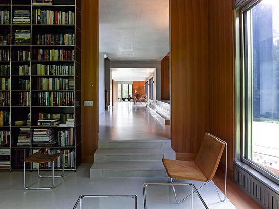 Dentro de, el diseño es los paneles convenientemente funcionales y contemporáneos, del blenind, superficies de la fibra del carbón, terrazo del verter-en-lugar y concreto de madera