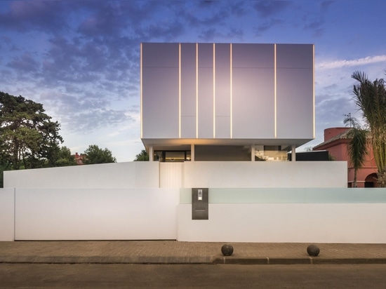 Las ventanas finas del piso-a-techo preservan aislamiento mientras que proporcionan la vista única de los alrededores. ¿Por la tarde, estas columnas de la luz emanan un resplandor caliente de invit...