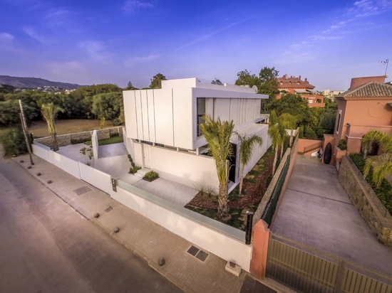 Un chalet frente al mar fresco con arquitectura geométrica