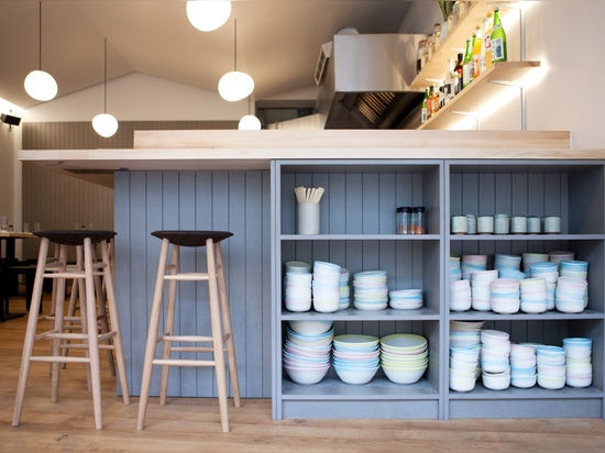 Giles Reid utiliza tonos en colores pastel y la madera del sicómoro para el restaurante japonés en Londres del este