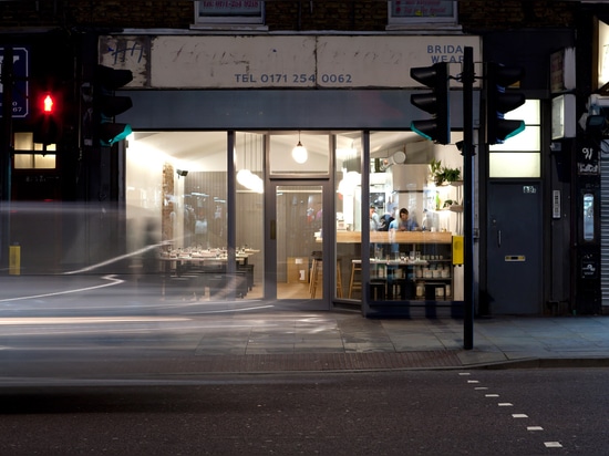 Giles Reid utiliza tonos en colores pastel y la madera del sicómoro para el restaurante japonés en Londres del este