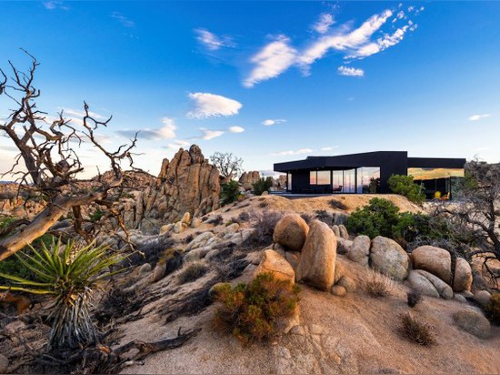 Casa negra del desierto por Oller y la arquitectura de Pejic