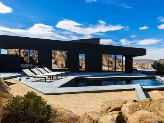 Casa negra del desierto por Oller y la arquitectura de Pejic