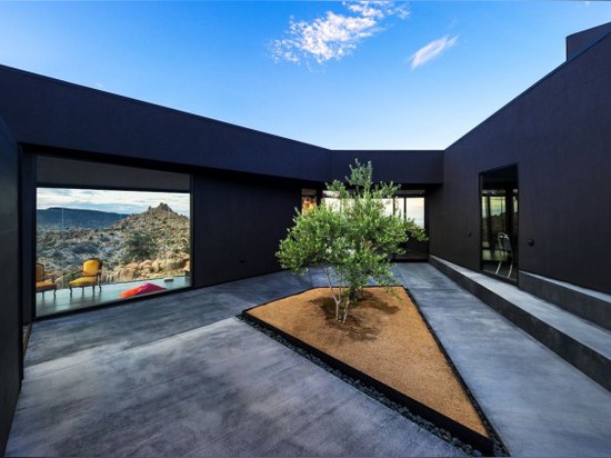 Casa negra del desierto por Oller y la arquitectura de Pejic