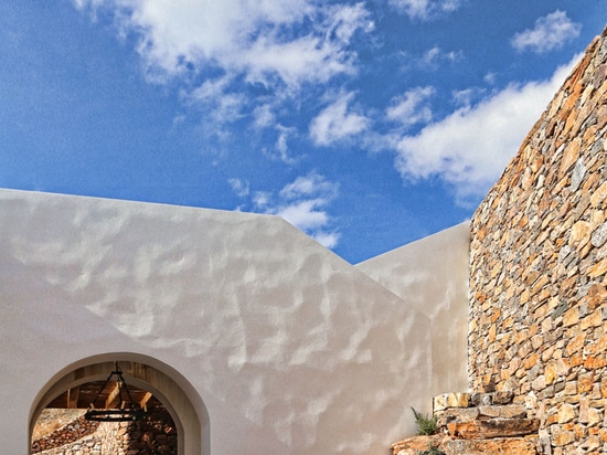 Un par de las casas de verano en Syros, Grecia de los arquitectos Block722