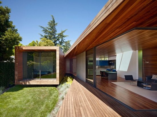 Una grieta vidrio-revestida separa dos volúmenes flotantes en la casa del Bal por Terry y la arquitectura de Terry.