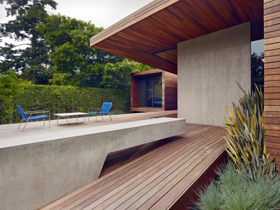 Una grieta vidrio-revestida separa dos volúmenes flotantes en la casa del Bal por Terry y la arquitectura de Terry.