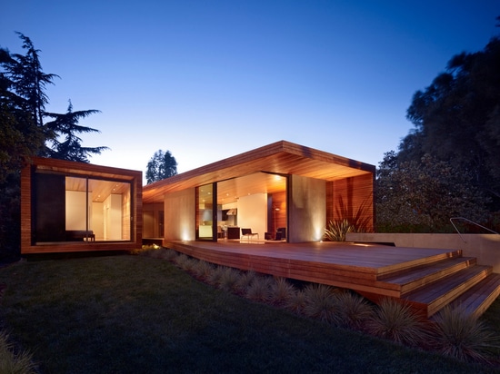 Una grieta vidrio-revestida separa dos volúmenes flotantes en la casa del Bal por Terry y la arquitectura de Terry.