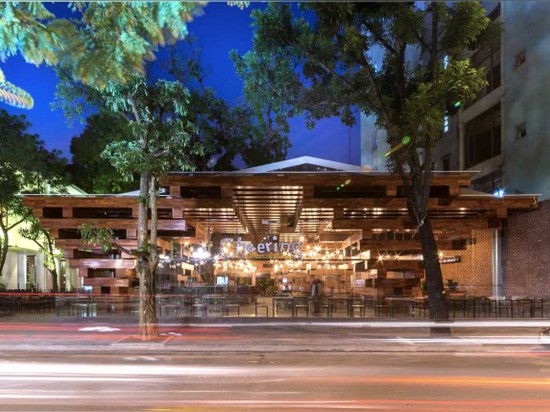 Los apilados de madera crean un espacio luz-llenado abierto para este restaurante