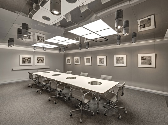 La nueva biblioteca en el museo de arte de Dallas ofrece un techo reflejado y un cuarto de estudio translúcido