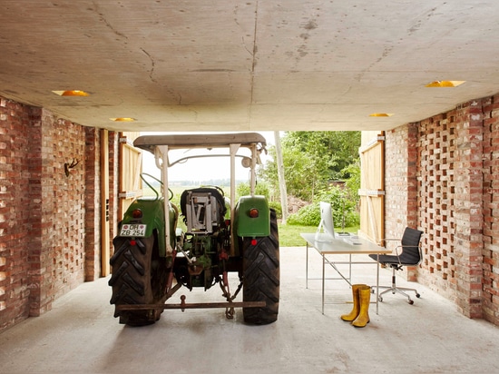 El garage perforado del ladrillo de Wirth Architekten dobla como comedor al aire libre