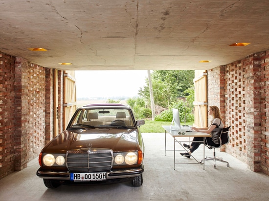 El garage perforado del ladrillo de Wirth Architekten dobla como comedor al aire libre