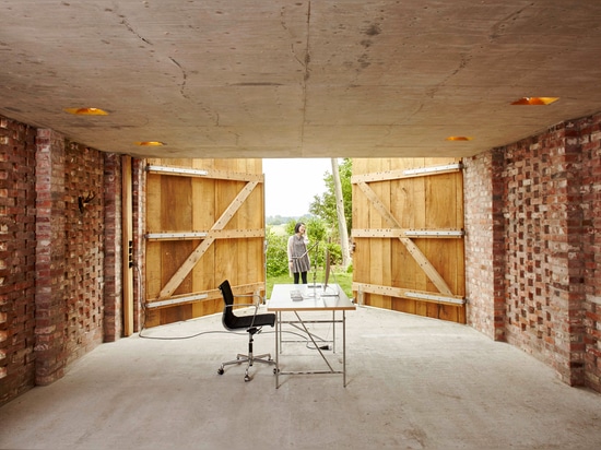 El garage perforado del ladrillo de Wirth Architekten dobla como comedor al aire libre