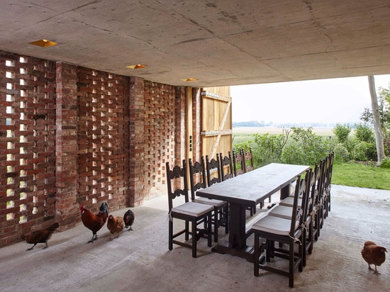 El garage perforado del ladrillo de Wirth Architekten dobla como comedor al aire libre