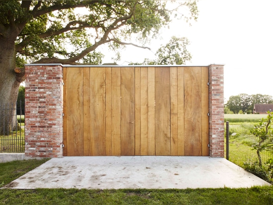 El garage perforado del ladrillo de Wirth Architekten dobla como comedor al aire libre