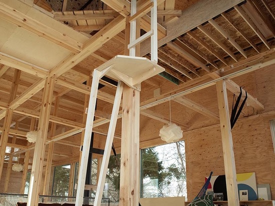 la mirada del interior de la casa transforma agregando o quitando las casas de árbol