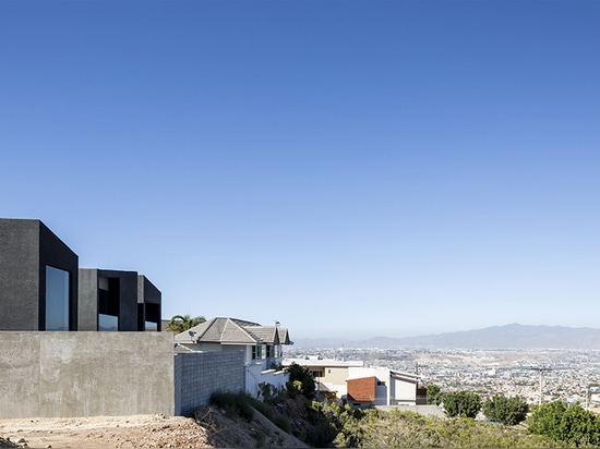 localizado en una colina en tijuana, la casa tiene visiónes impresionantes