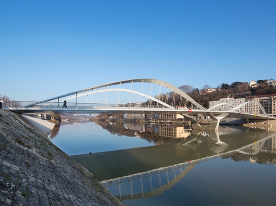 la estructura está situada a lo largo de los estrechos del saône del río en Francia