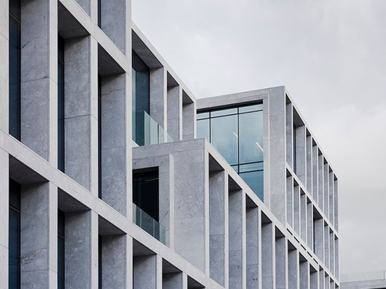 Los façades del sur de los edificios y del norte tienen relevaciones distintivas, creadas en piedra natural de Sicilia leyeron más en http://www.wallpaper.com/architecture/bestseller-offices-by-aar...